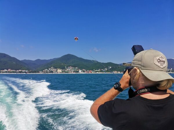 Прогулки на катамаране в море