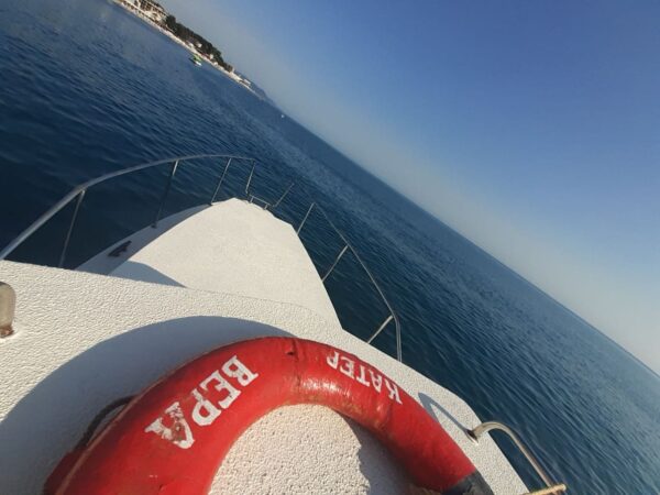 Прогулки на катамаране в море