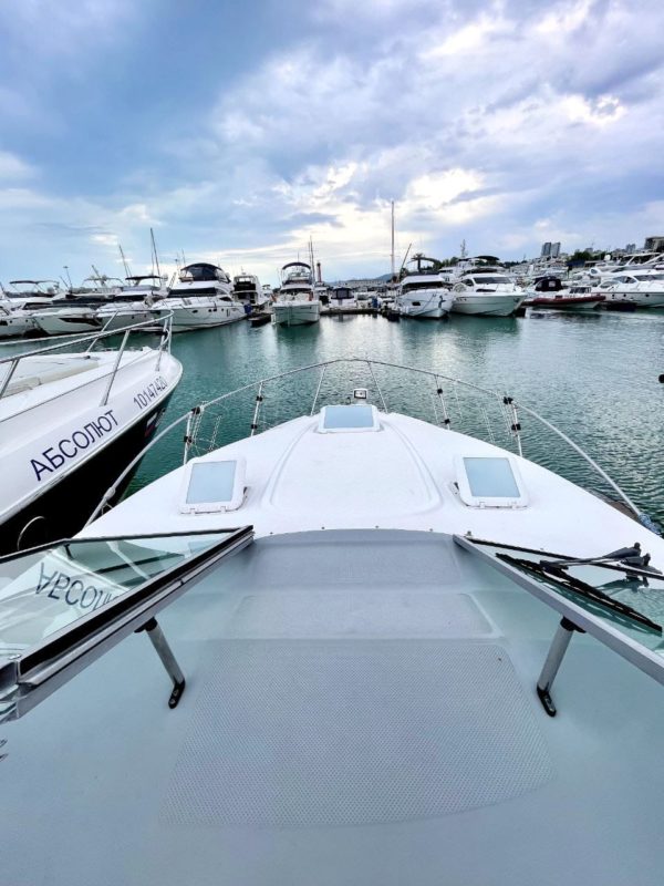 Прогулки на катамаране в море